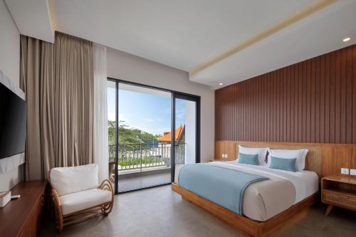 1 dormitorio con cama y ventana grande en Villa Sayang en Kerobokan
