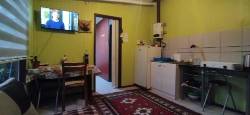 una pequeña cocina con mesa y nevera en Depto interior independiente, en Temuco