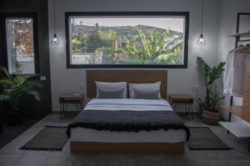 Schlafzimmer mit einem Bett und einem großen Fenster in der Unterkunft Nouvel Appartement Moderne À La Corniche De Bizerte in Bizerte