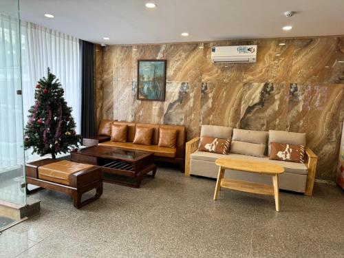 un soggiorno con divani e un albero di Natale di Like Hotel ad Ho Chi Minh