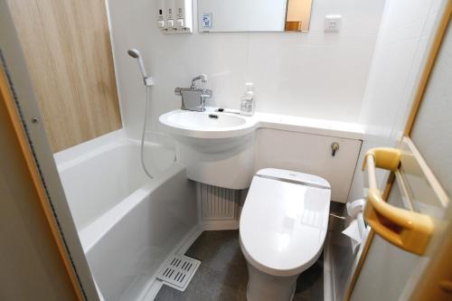 R&B Hotel Otsuka Eki Kitaguchi - Vacation STAY 14227v في طوكيو: حمام صغير مع مرحاض ومغسلة