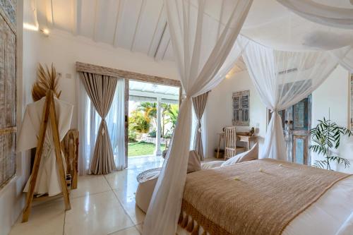 珀尼达岛Atalaya Villas Nusa Penida - Adults only的带天篷床的卧室
