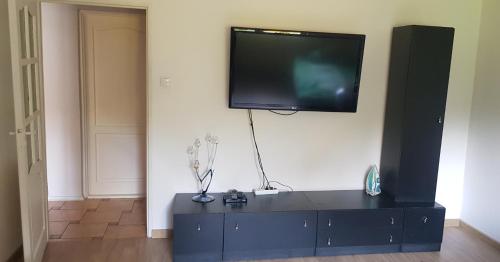 a flat screen tv hanging on a wall at Apartament Pruszcz Gdański 2 in Pruszcz Gdański