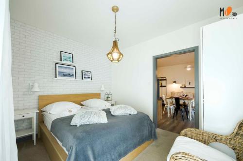 - une chambre avec un grand lit et une salle à manger dans l'établissement Apartament Premium '5 Mórz', à Sianożęty