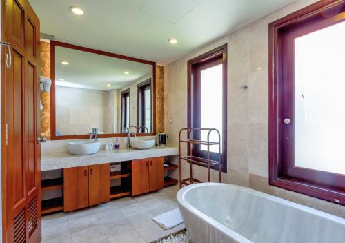 Koupelna v ubytování Premier Central Pool Villa Danang