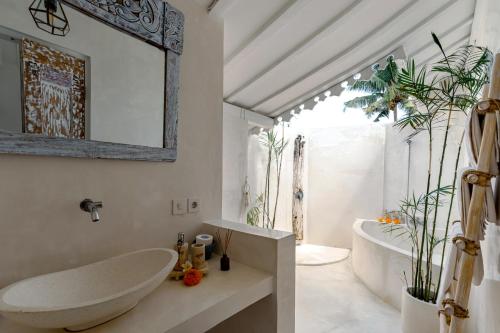珀尼达岛Atalaya Villas Nusa Penida - Adults only的浴室配有大型白色浴缸和水槽