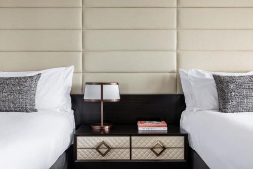 Ein Bett oder Betten in einem Zimmer der Unterkunft Sofitel Melbourne On Collins