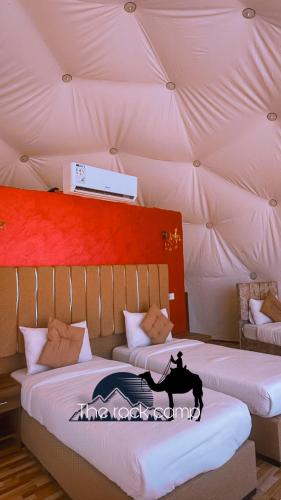 Una habitación con 2 camas en una tienda en The Rock Camp en Wadi Rum