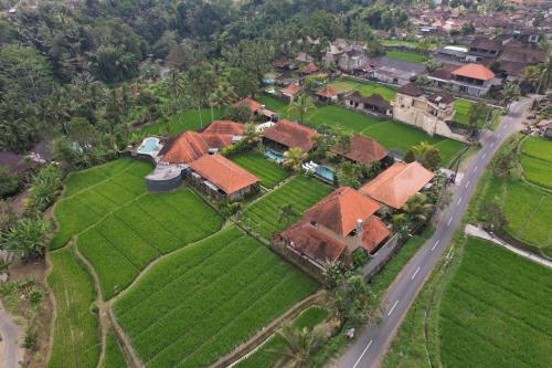 an aerial view of a house with a yard at Umakelod Sebatu Villas in Ubud