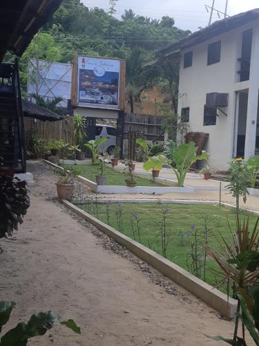 einen Garten vor einem Gebäude mit Pflanzen in der Unterkunft Casa de Patrizia in Nabas