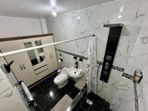 a bathroom with a toilet and a sink at Suite amoblada - 4 min Consulado Americano in Guayaquil