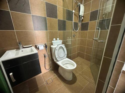 Salle de bains dans l'établissement KSL City Mall 6pax with 55” TV & Netflix@2CarPark