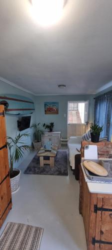una sala de estar con un sofá y una mesa en Baggies Inn, en Umkomaas