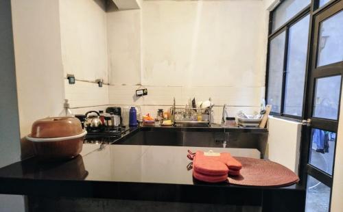 una cocina con una encimera con una toalla roja. en Hermosa casa, en Huancayo