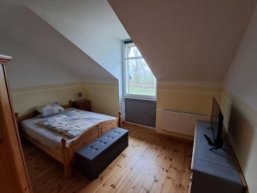 1 dormitorio con cama y ventana grande en 3 Zimmer Obergeschoss, en Ahrenviöl