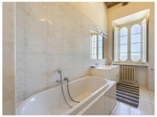 baño con bañera grande y lavamanos en Villa Bevagna Comfortable holiday residence, en Bevagna
