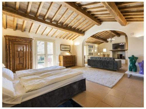 1 dormitorio grande con 1 cama grande y 1 sofá en Villa Bevagna Comfortable holiday residence, en Bevagna