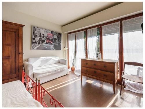 een slaapkamer met een bed, een dressoir en een bureau bij Villa Cannas Comfortable holiday residence in Forte dei Marmi