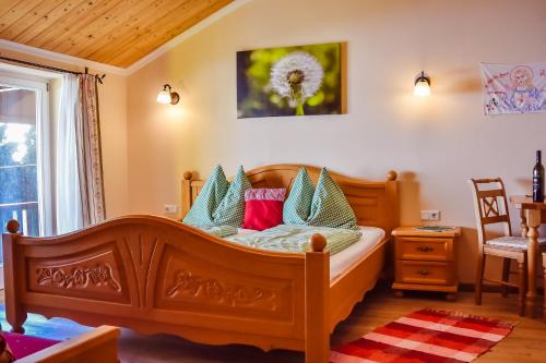 een slaapkamer met een houten bed met kussens erop bij Weingut Buschenschank Schneiderannerl in Gleinstätten