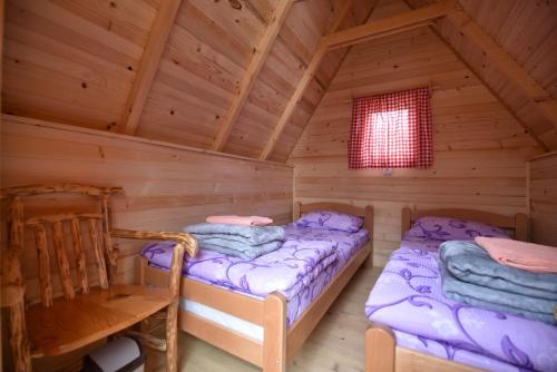 Habitación con 2 camas en una cabaña de madera en Rural Tourism/Ruralni Turizam Kisin, en Trebinje