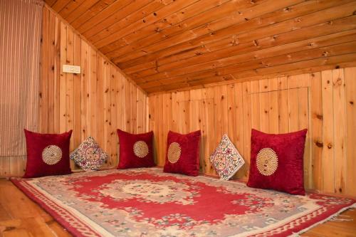 sypialnia z łóżkiem z czerwonymi poduszkami w obiekcie The Shivdhaar Estate Patnitop w mieście Kūd