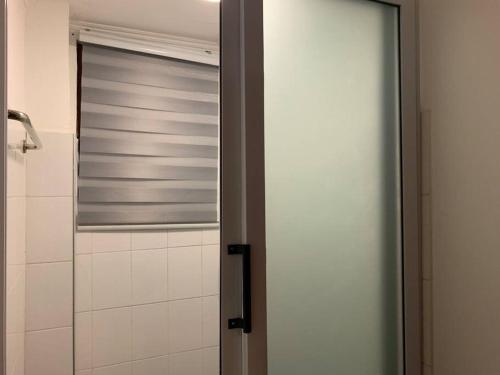 łazienka z prysznicem i oknem w obiekcie Modern Cozy 2Bedroom Space near KNUST & Kumasi Airport w mieście Kumasi