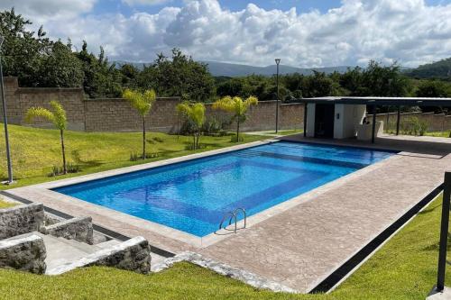 a swimming pool in a yard with a house at nuevo cómodo y amplio departamento 2 albercas in Xochitepec