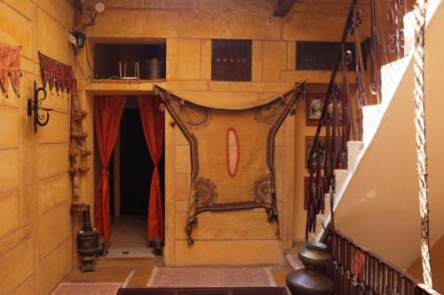 un couloir d'une maison avec une porte au sol dans l'établissement Killa Bhawan Lodge, à Jaisalmer