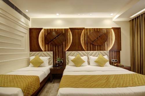 um quarto de hotel com duas camas num quarto em The Vanson Pride Delhi em Nova Deli