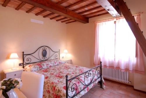 1 dormitorio con cama y ventana en Agriturismo Verziere, en Fermignano