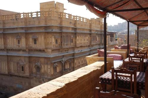 uma vista para um grande edifício com mesas e cadeiras em Killa Bhawan Lodge em Jaisalmer