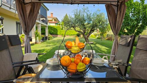 Dos cestas de naranjas y otras frutas sobre una mesa en New Istrian Experience by Istrian apartments Koper, en Koper
