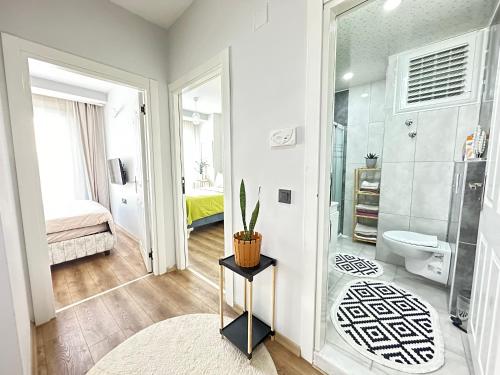 een badkamer met een douche en een toilet in een kamer bij merkezde 2 odalı minimalist ev in Çiftlikköy