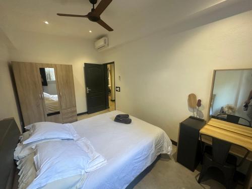 Ein Bett oder Betten in einem Zimmer der Unterkunft Thecolonial