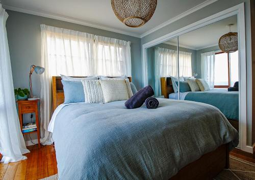 En eller flere senge i et værelse på Waterfront - Bluff Beach House, Park Beach