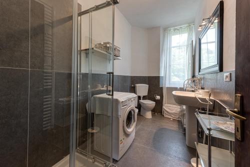 y baño con ducha, aseo y lavamanos. en Luxury apartment vicino Firenze, en Londa