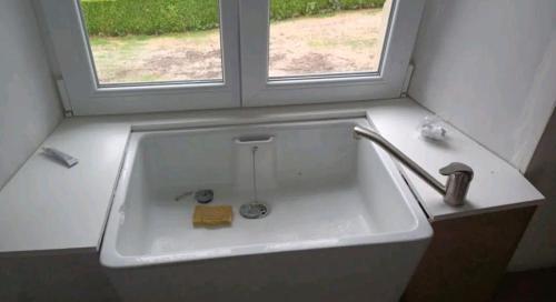 La salle de bains est pourvue d'une baignoire blanche et d'une fenêtre. dans l'établissement La chambre CHAT,au coeur des Vosges, à Ferdrupt