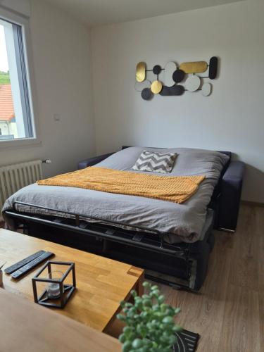 - un lit dans une chambre avec une table dans l'établissement Appartement Mers les Bains à 1km de la plage, à Mers-les-Bains
