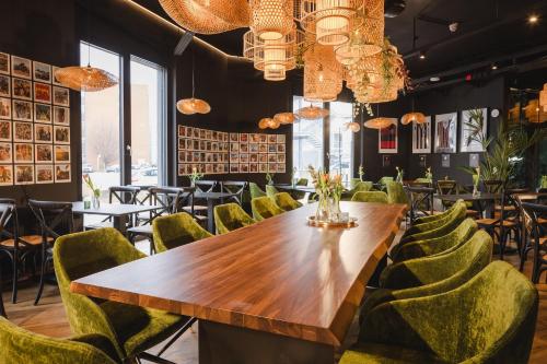 a dining room with a wooden table and green chairs at Rioca Stuttgart Posto 6 in Stuttgart