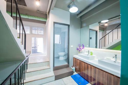 バンコクにあるMascotte Hostel Silomの洗面台とトイレ付きのバスルーム