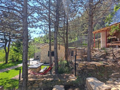 una casa con un cortile con una recinzione e alberi di Normabella Holiday Home a Tugare