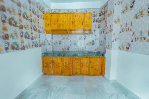 uma cozinha com armários de madeira e uma parede de azulejos em Luvya Retreats Hotel em Manali