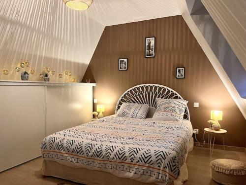 ein Schlafzimmer mit einem Bett mit einer weißen Bettdecke in der Unterkunft VILLA 10 PERSONNES AVEC PISCINE PRIVATIVE PROCHE SARLAT in Beynac-et-Cazenac