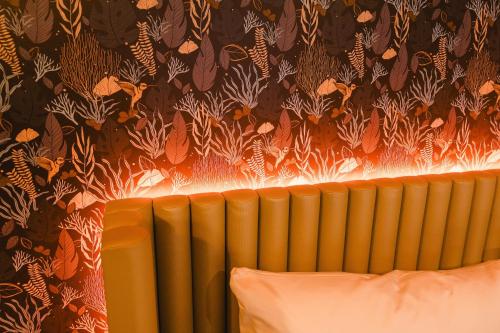 a radiator against a wall with a floral wallpaper at Rioca Stuttgart Posto 6 in Stuttgart