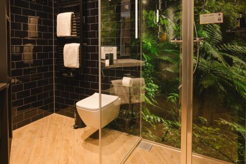 a bathroom with a toilet and a fish tank at Rioca Stuttgart Posto 6 in Stuttgart