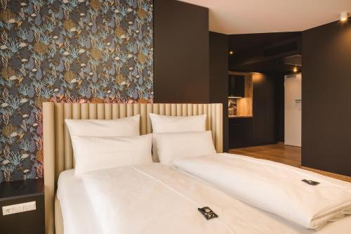 a bedroom with a large bed with white sheets at Rioca Stuttgart Posto 6 in Stuttgart