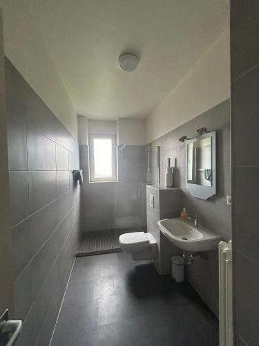 a bathroom with a toilet and a sink at Wohnung in Köln in Cologne