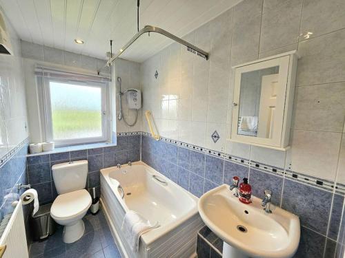 Baðherbergi á 4 bed house by Sensational Stay