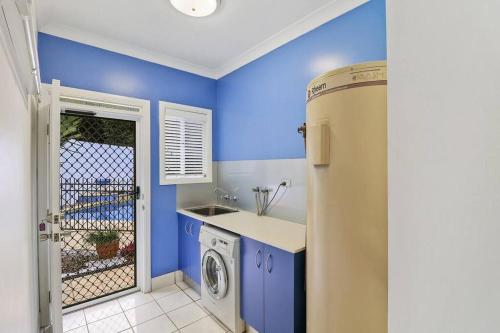 RedlynchにあるA Piece of Tropical Paradise-Near Crystal Cascadesの青いキッチン(洗濯機、シンク付)