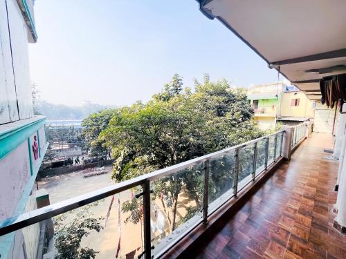 balcón con vistas al río en Hotel Bashistha - 2Mint Walk Nizamuddin Railwy en Nueva Delhi
